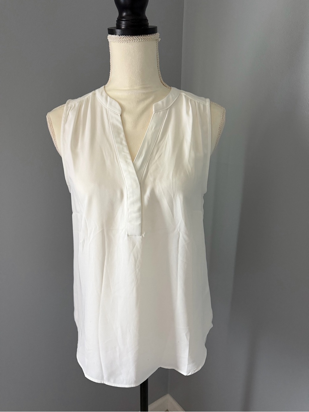 H&M White Sleeveless V-Neck Tunic Blouse